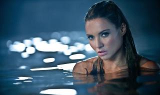 加勒比海盗4里面杰克船长在结尾为什么抛下安 加勒比海盗4好看吗